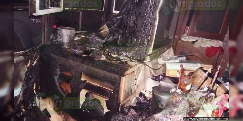 Pérdidas materiales deja incendio de una casa en Uruapan - Foto 1 