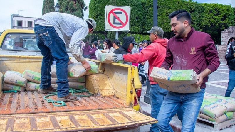 Alexis Velázquez refuerza el apoyo a la vivienda digna con la tercera entrega de cemento 