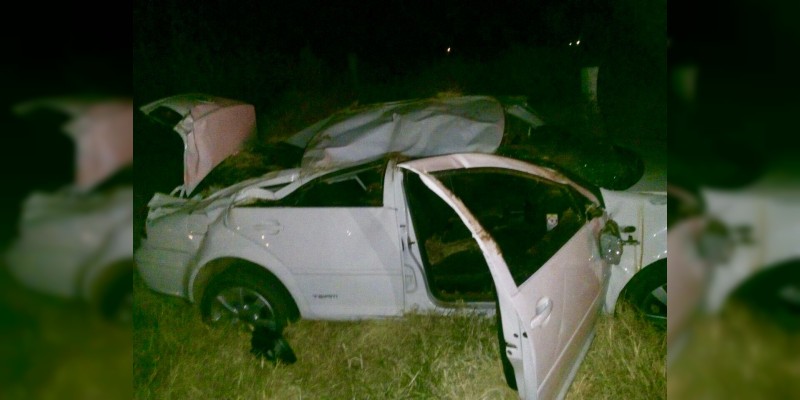 Choque entre auto y motocicleta en Zitácuaro deja dos lesionados