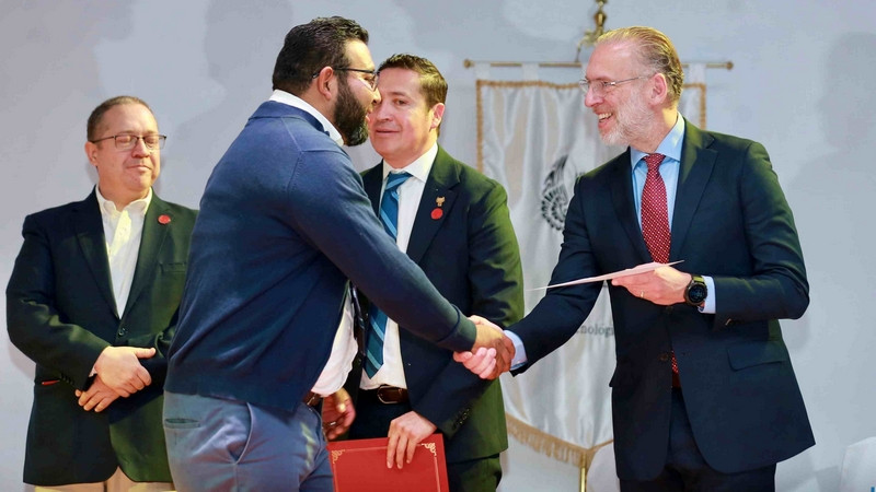 Encabeza Marco Del Prete entrega del distintivo CREA en Querétaro 