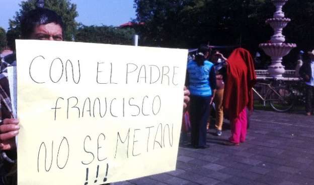 Marchan habitantes por agresión contra el párroco Francisco Martínez Gracián - Foto 0 