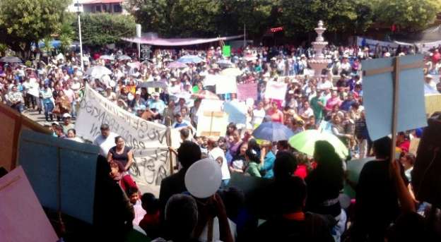 Marchan habitantes por agresión contra el párroco Francisco Martínez Gracián - Foto 1 