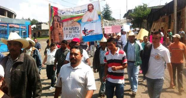Marchan habitantes por agresión contra el párroco Francisco Martínez Gracián - Foto 2 