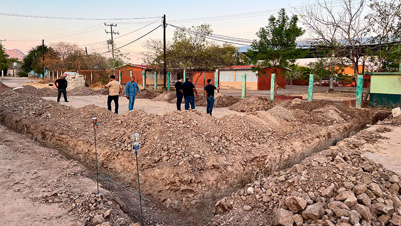 Construye Pablo Varona cancha-jardín en la localidad El Rosario de Huetamo, Michoacán 