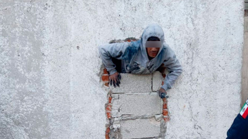 Presunto ladrón queda atorado en un hoyo que abrió para escapar de una fábrica en Puebla  