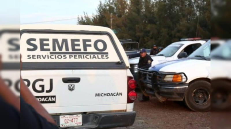 Dejan dos cuerpos cubiertos con sábanas en la Apatzingán – Buenavista, Michoacán; habrían muerto por una explosión 
