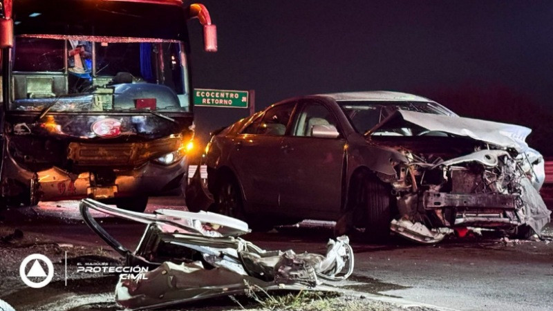 Choque entre un camión y un auto deja a una persona atrapada en El Marqués, Querétaro  