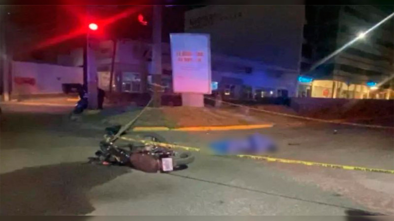 Joven que viajaba en una motocicleta, pierde la vida al impactarse contra señalamiento vial en Monterrey, Nuevo León 