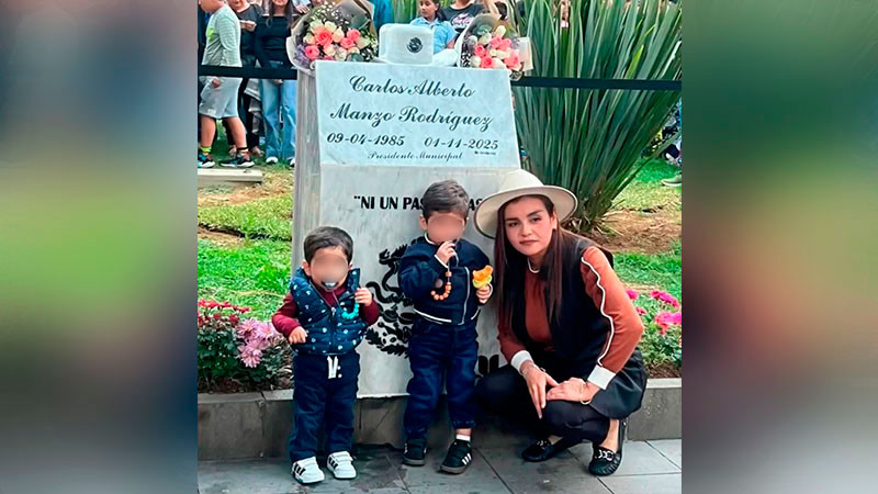 Devela Grecia Quiroz una placa en honor a Carlos Manzo en Uruapan, Michoacán 