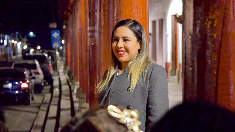 Dayana Pérez Mendoza acompaña con emoción a adultos mayores del programa Reencuentros Que Enamoran 