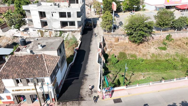 Rehabilitan con carpeta asfáltica la calle 16 de Septiembre en Huetamo 