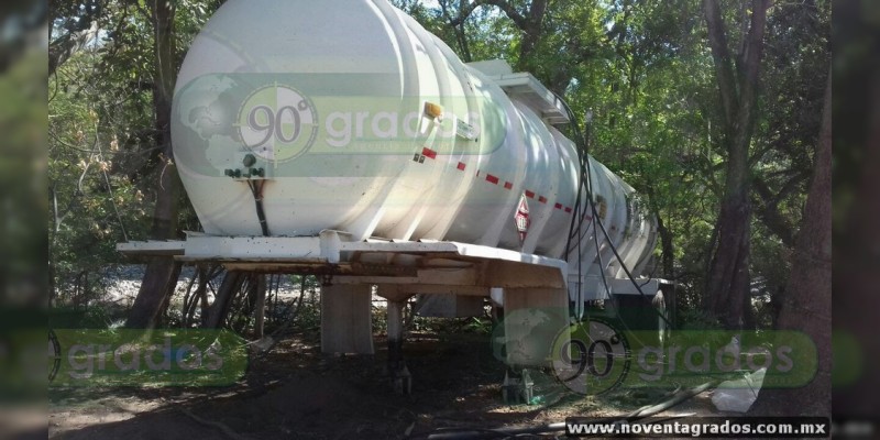 Localizan pipa con más 20 mil litros de combustible presuntamente robados, en Aguililla, Michoacán - Foto 0 