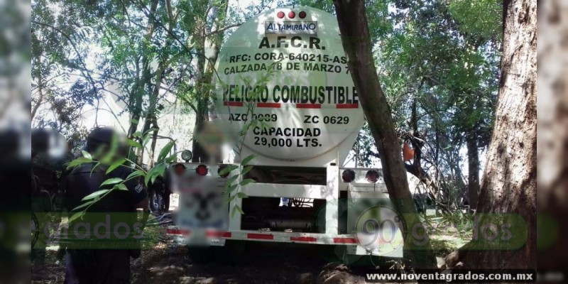 Localizan pipa con más 20 mil litros de combustible presuntamente robados, en Aguililla, Michoacán - Foto 1 
