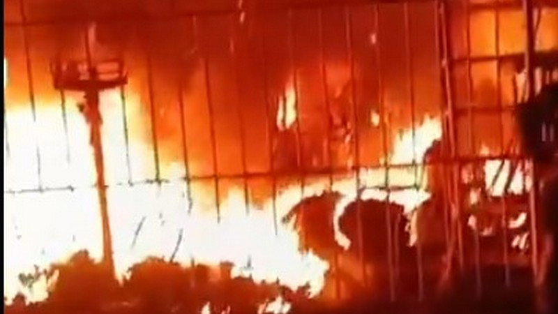 Se incendia taller automotriz en la Ciudad de México 