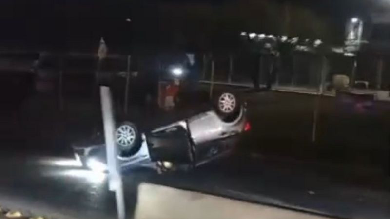 Auto vuelca en la carretera a Chichimequillas en Querétaro 
