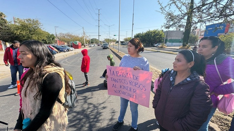 Padres de familia del preescolar Xochicalli bloquean Avenida Cuatro Lomas en Querétaro ante constantes robos 