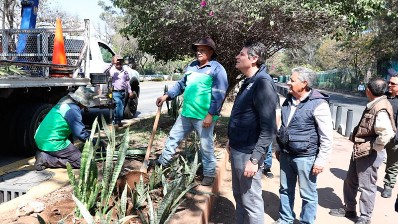 Supervisa Alfonso Martínez jornada integral de limpieza y reparación en la Calzada Juárez 