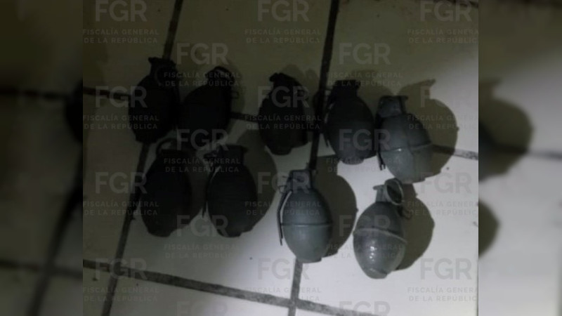 Nueve granadas listas para estallar: hallan explosivos y fusiles dentro de un vehículo abandonado en Cotija, Michoacán 