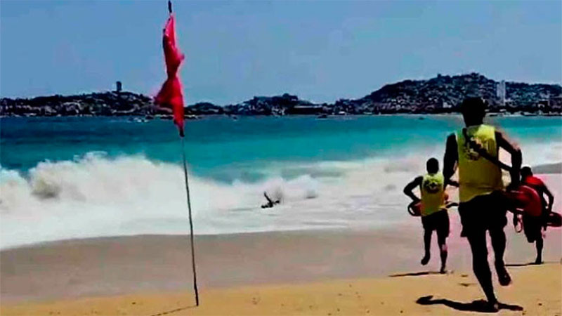 Salvavidas rescatan a dos turistas en playa de Acapulco, Guerrero; ignoraron que había bandera roja   