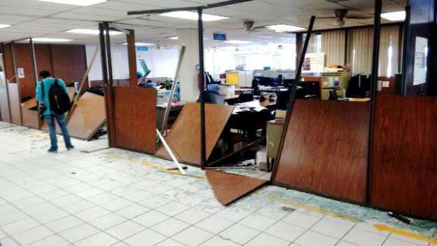 Destrozan oficinas de la Secretaría de Educación de Michoacán - Foto 1 