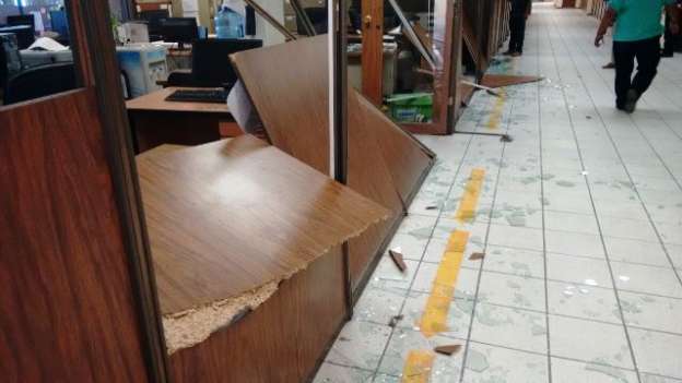 Destrozan oficinas de la Secretaría de Educación de Michoacán - Foto 2 
