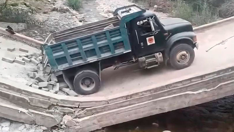 Colapso de puente vehicular, deja incomunicadas a tres comunidades de Jacala de Ledezma, Hidalgo 