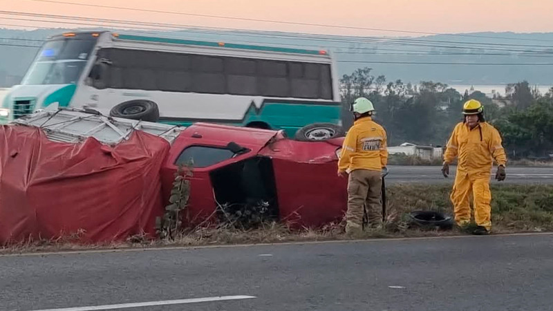 Volcadura en la Morelia-Pátzcuaro deja un herido 