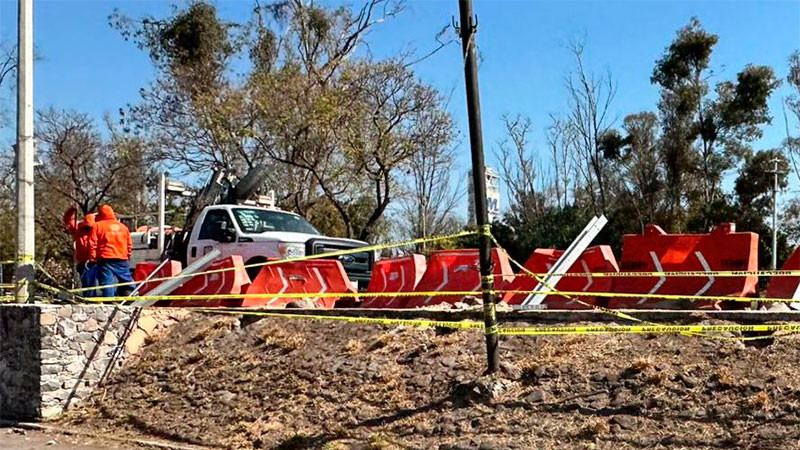 Colocan barra de contención tras accidentes en desnivel en la colonia Los Sauces de la capital queretana  