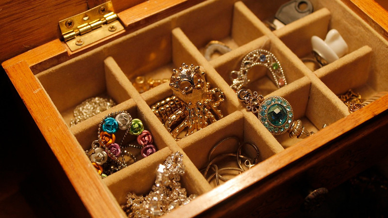 Presuntos asaltantes tocaron la puerta de un domicilio en Apodaca, Nuevo León, y despojaron a una pareja de más de 100 mp en joyería 