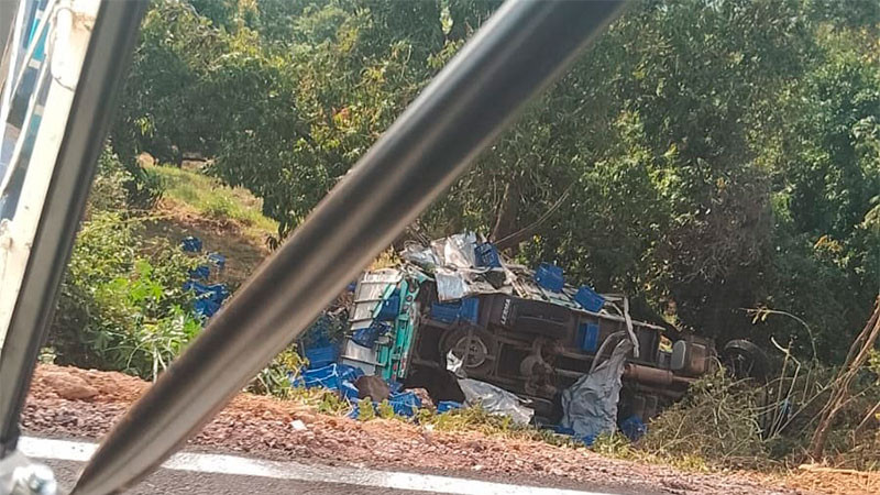 Fallece conductor al volcar con su camioneta en Uruapan, Michoacán  