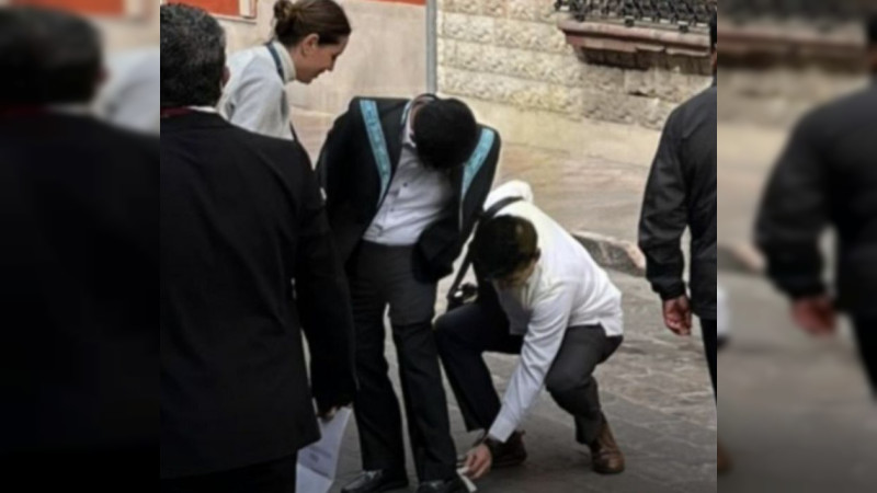 "En cuanto me percaté le pedí que no continuara": Hugo Aguilar aclara video en el que aparece mientras le limpian los zapatos 