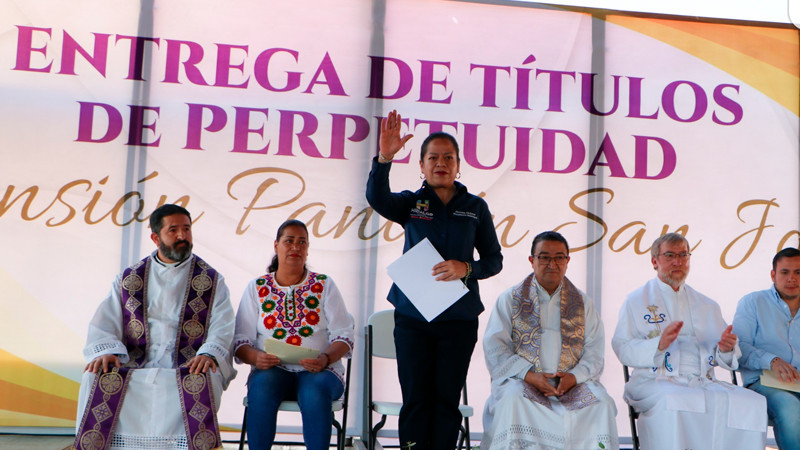 Jeovana Alcántar realiza entrega de títulos de Perpetuidad de la Extensión del Panteón de Ciudad Hidalgo 