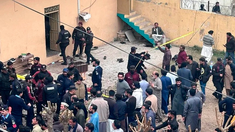 Atentado deja al menos 31 muertos y más de 150 heridos en mezquita de Pakistán 