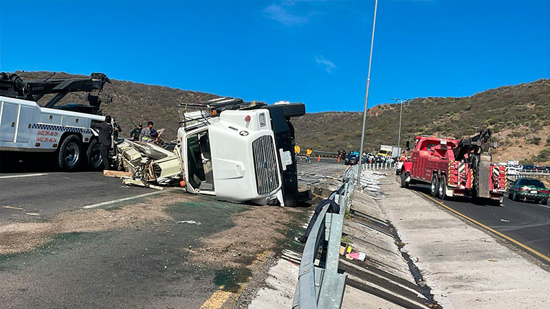 Tráiler vuelca en el anillo vial Fray Junípero Serra de la capital queretana; conductor resulta lesionado 