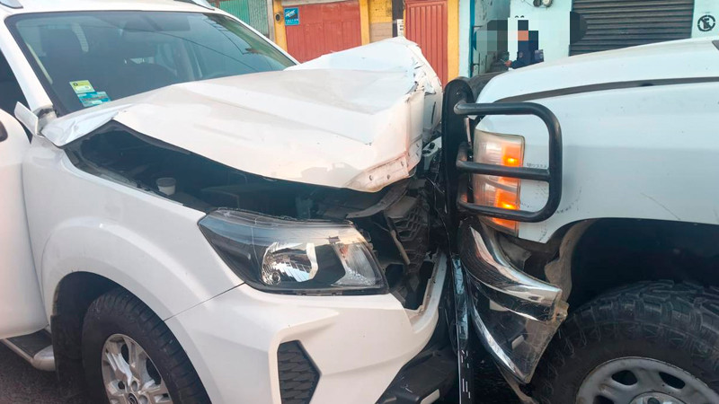 Choque vehicular en Zitácuaro, Michoacán deja daños materiales 