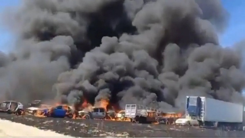 Incendio en corralón de Tlaxcala deja 184 vehículos siniestrados 