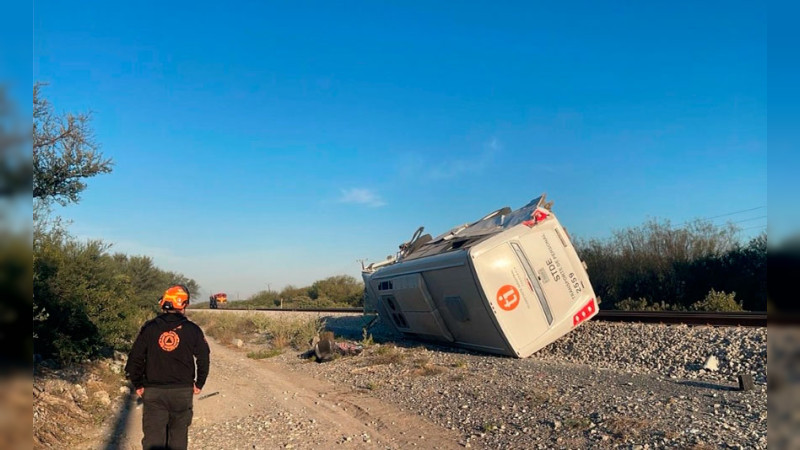 Fallecen dos personas en choque de camión de transporte de personal y tren en Pesquería, Nuevo León  