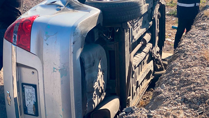 Se registra choque y volcadura en la México-Querétaro; a la altura de El Marqués 