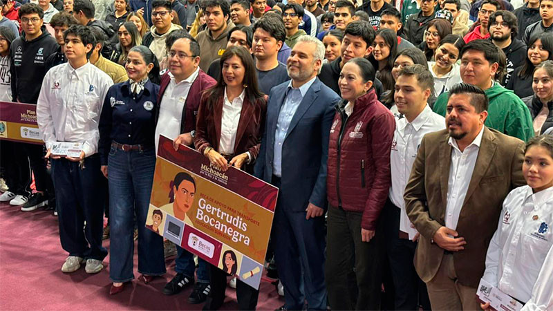 Bedolla y Molina entregan tarjetas de la beca Gertrudis Bocanegra en el Tec de Morelia 
