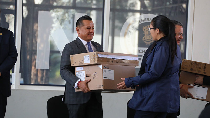 Entrega Carlos Torres Piña, equipos de cómputo a Fiscalías Regionales y Especializadas de Michoacán  