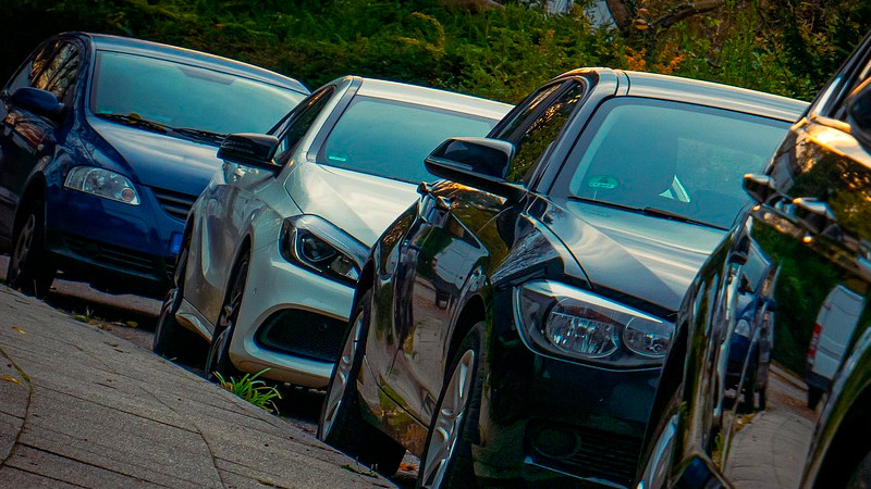 Civiles armados entran a agencia de autos en Guadalupe, Nuevo León; intentan robar caja fuerte 