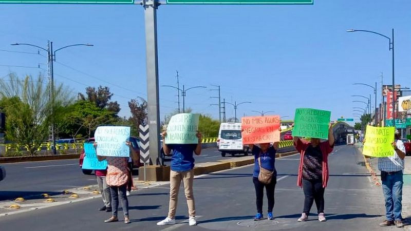 Bloquean 5 de Febrero, vecinos de San Pablo exigen solución a fuga de aguas negras en Querétaro 