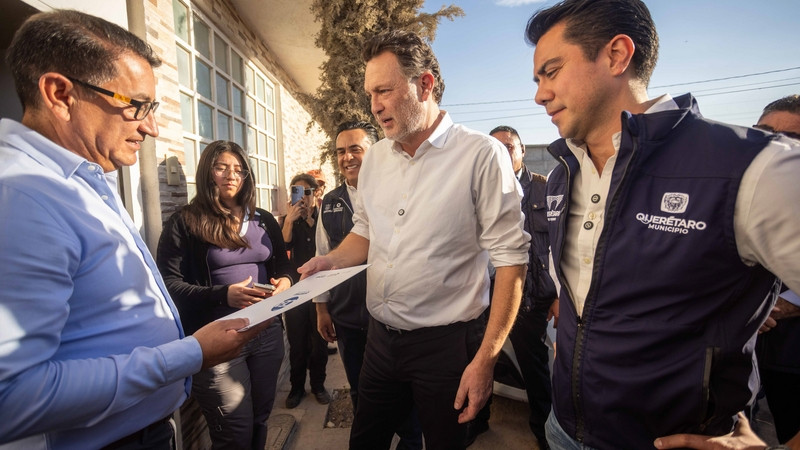 Entregan Mauricio Kuri y Felifer Macías contratos de agua en Querétaro 