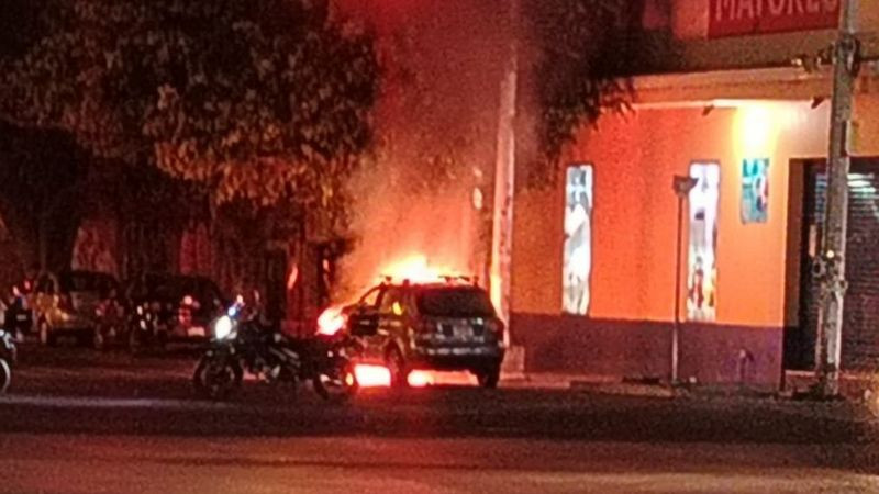 Incendio de un auto en avenida Pasteur de Querétaro 
