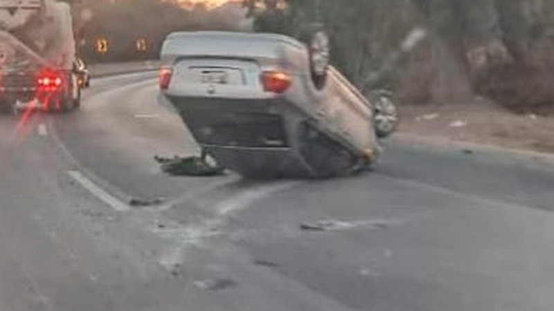 Vuelca auto en la carretera a Bernal, en Querétaro  
