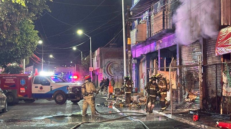 Incendio en ferretería dejó severos daños materiales en colonia El Pueblito de Corregidora, Querétaro 