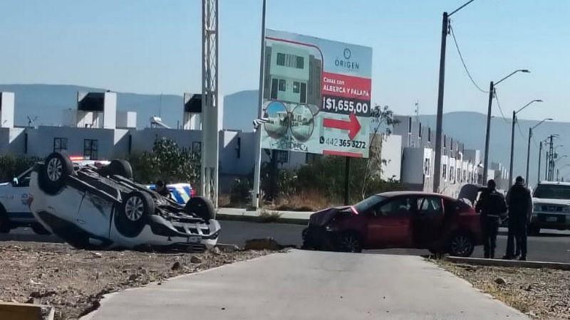 Chocan y uno vuelca en prolongación Bernardo Quintana de Querétaro 