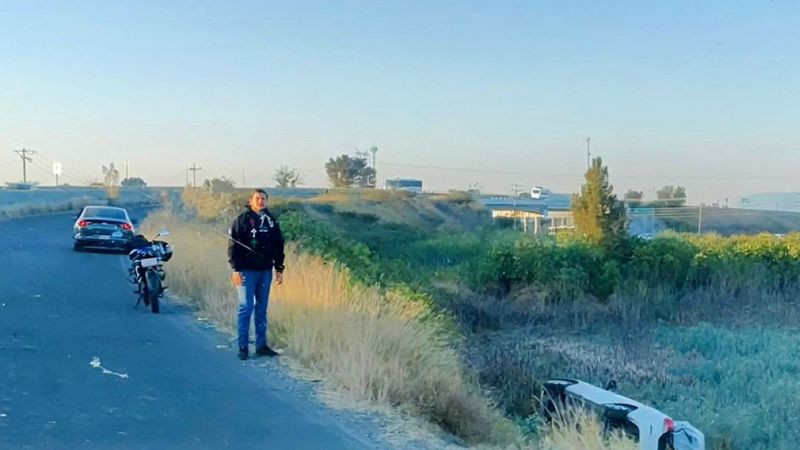 Auto pierde el control, sale del camino y vuelca en el libramiento Norponiente de Querétaro 