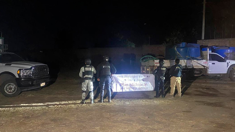 Tras cateo en La Piedad, Michoacán aseguran dos vehículos con reporte de robo y contenedores con presunto hidrocarburo 