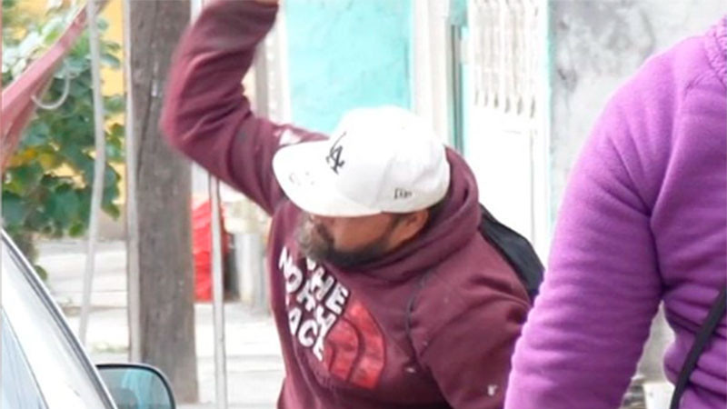 Sujeto amenaza con arma blanca a vecinos de la colonia Carmen Serdán durante evento del Gobierno de Nuevo León; dañó un vehículo  